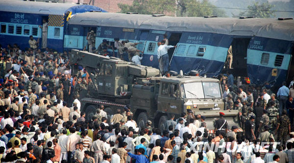 People gather around the train collision site near the Mathura railway station, some 80 kilometers from New Delhi, capital of India, October, 21, 2009. Delhi-bound Goa Samparkranti Express rammed into an unreserved compartment of a stationary Mewar Express on Wednesday morning near Mathura, claiming 15 lives and injuring over 20 others.[Xinhua]