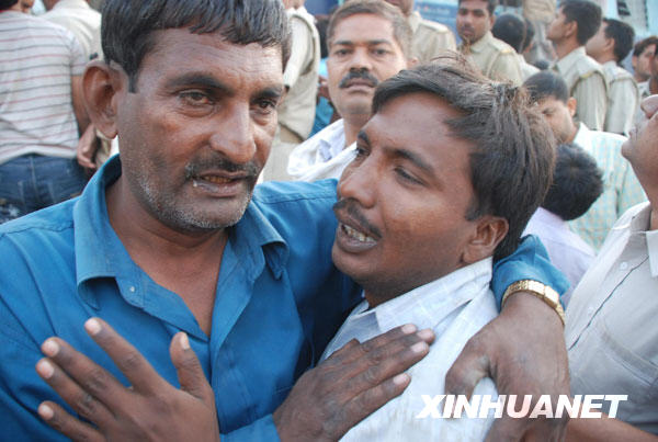 Relatives hug each other at the train collision site near the Mathura railway station, some 80 kilometers from New Delhi, capital of India, October, 21, 2009.[Xinhua]