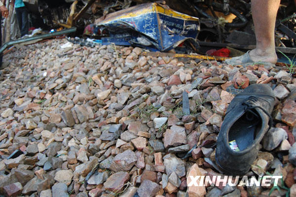 A shoe is seen at the train collision site near the Mathura railway station, some 80 kilometers from New Delhi, capital of India, October, 21, 2009.[Xinhua]