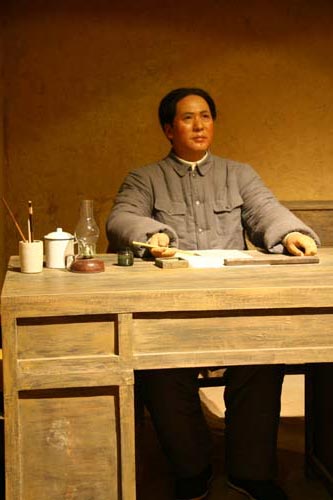 A carved image of Mao Zedong sitting at his desk inside a local cave dwelling, or yaodong, is on display at a new memorial museum built in Yan'an, Shaanxi Province, to commemorate the city's revolutionary history. [CRI] 