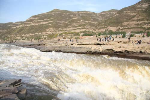 The Yellow River thunders through a narrow 30-meter drop at Hukou Waterfall east of Yan'an, Shaanxi Province, on Wednesday, October 21, 2009. [CRI] 