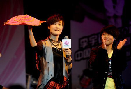 Chinese pop singer Li Yuchun (L) presents a promoting activity of her new album 'See You Next Corner' in Shenyang, northeast China's Liaoning Province, Oct. 20, 2009.[Xinhua]