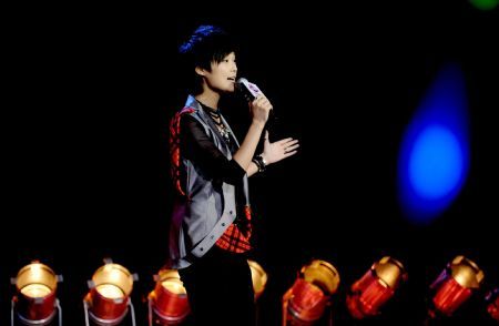 Chinese pop singer Li Yuchun (L) presents a promoting activity of her new album 'See You Next Corner' in Shenyang, northeast China's Liaoning Province, Oct. 20, 2009.[Xinhua]