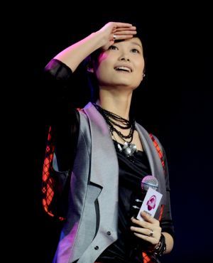 Chinese pop singer Li Yuchun (L) presents a promoting activity of her new album 'See You Next Corner' in Shenyang, northeast China's Liaoning Province, Oct. 20, 2009.[Xinhua]