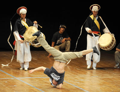 South Korean breakdancers perform during the South Korean cultural festival in Kuwait City Oct. 20, 2009. The festival is part of the celebrations to mark the 30th anniversary of the establishment of diplomatic ties between Kuwait and South Korea. [Xinhua]