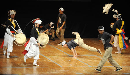 South Korean breakdancers perform during the South Korean cultural festival in Kuwait City Oct. 20, 2009. [Xinhua]