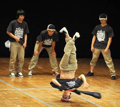 South Korean breakdancers perform during the South Korean cultural festival in Kuwait City Oct. 20, 2009. [Xinhua]