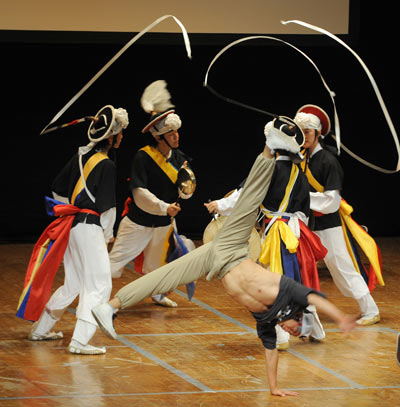 South Korean breakdancers perform during the South Korean cultural festival in Kuwait City Oct. 20, 2009. [Xinhua]