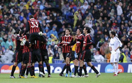 Italian AC Milan players celebrate a goal during match against the hosting Spanish Real Madrid at the European Champions League group stage on Oct. 21, 2009. AC Milan beat Real Madrid 3-2.(Xinhua/Chen Haitong)