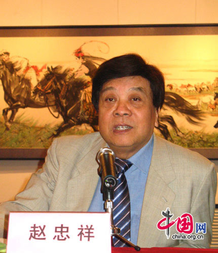 Zhao Zhongxiang speaking to the audience