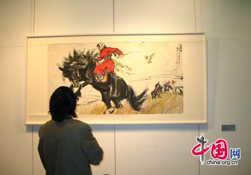 A visitor admiring Huang's work