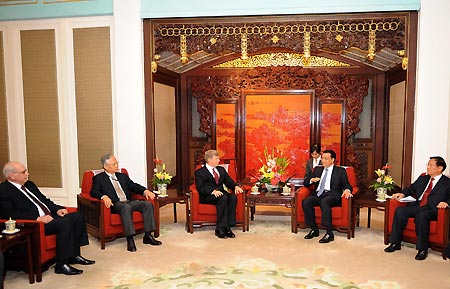 Chinese Vice Premier Li Keqiang (2nd, R) meets heads of some of the delegations attending the third meeting of ministerial level officials of the executive committee of the Global Nuclear Energy Partnership(GNEP) in Beijing, capital of China, on Oct. 22, 2009.(Xinhua Photo)
