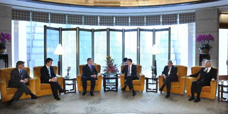 Chinese Vice Premier Li Keqiang (3rd R) meets with members of the United States delegation ahead of the China-U.S. Strategic Forum on Clean Energy Cooperation in Beijing, capital of China, on Oct. 22, 2009. [Xinhua] 