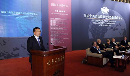 Chinese Vice Premier Li Keqiang delivers a speech at the China-United States Strategic Forum on Clean Energy Cooperation in Beijing, capital of China, on Oct. 22, 2009. [Li Tao/Xinhua]