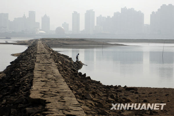 The water level was lower than the cofferdam of Ganjiang River, Jiangxi Province. [Xinhua]