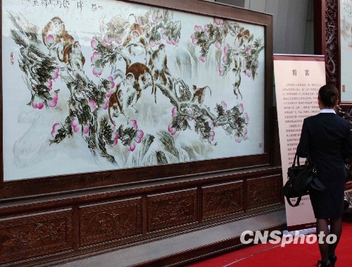 Weighing in at 200 kg, the world's largest porcelain painting is exhibited at the '2009 China Jingdezhen International Ceramic Fair' that opened in Jingdezhen on October 18, 2009.