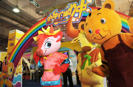 Photo taken on Oct. 23, 2009 shows models in cartoon costumes at a cartoon creative industry fair held in Wuhu, east China's Anhui Province. The 2nd China International Cartoon Creative Industry Fair kicked off at Wuhu International Exhibition Center on Friday, attracting 238 enterprises and organizations from home and abroad. [Xinhua] 