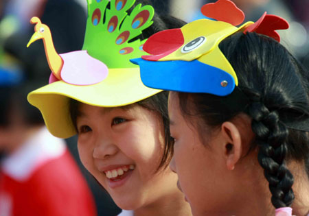 Children in cartoon headwear visit a cartoon creative industry fair held in Wuhu, east China's Anhui Province, Oct. 23, 2009. The 2nd China International Cartoon Creative Industry Fair kicked off at Wuhu International Exhibition Center on Friday, attracting 238 enterprises and organizations from home and abroad. [Xinhua] 