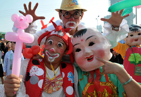 Actors in cartoon costumes perform during the opening ceremony of a cartoon creative industry fair held in Wuhu, east China's Anhui Province, Oct. 23, 2009. The 2nd China International Cartoon Creative Industry Fair kicked off at Wuhu International Exhibition Center on Friday, attracting 238 enterprises and organizations from home and abroad. [Xinhua]