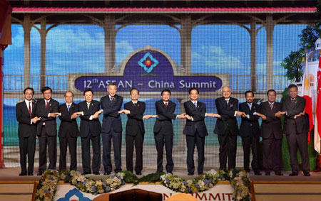 Chinese Premier Wen Jiabao (6th L) poses for a group photo with leaders from the Association of Southeast Asian Nations (ASEAN) member states in Hua Hin, Thailand, on Oct. 24, 2009. The 15th ASEAN-China Summit was held here on Saturday. [Liu Weibing/Xinhua]
