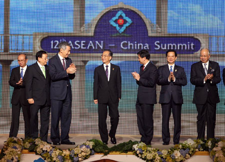Chinese Premier Wen Jiabao (C) attends the photo session with leaders from the Association of Southeast Asian Nations (ASEAN) member states in Hua Hin, Thailand, on Oct. 24, 2009. The 15th ASEAN-China Summit was held here on Saturday. [Liu Weibing/Xinhua]