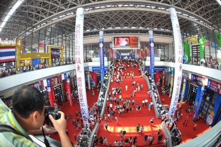 People visit the 6th China-ASEAN Expo at the Nanning International Convention and Exhibition Center in Nanning, capital of southwest China's Guangxi Zhuang Autonomous Region, Oct. 24, 2009. The exhibitian hall opened to public on Saturday, the last day of the five-day expo. [Zhou Hua/Xinhua]