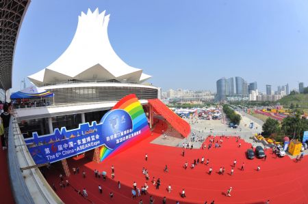 People visit the 6th China-ASEAN Expo at the Nanning International Convention and Exhibition Center in Nanning, capital of southwest China's Guangxi Zhuang Autonomous Region, Oct. 24, 2009. The exhibitian hall opened to public on Saturday, the last day of the five-day expo. [Zhou Hua/Xinhua]