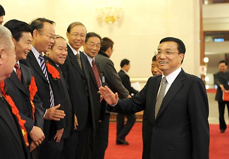 Chinese Vice Premier Li Keqiang (R) meets with winners of the Li Siguang Geological Science Award in Beijing, capital of China, on Oct. 23, 2009. [Ma Zhancheng/Xinhua]
