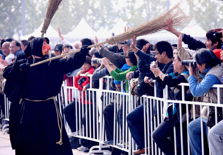 A performer from Belgium interacts with visitors during a parade at the Olympic Park in Beijing, capital of China, on Oct. 23, 2009. [Wang Ying/Xinhua] 