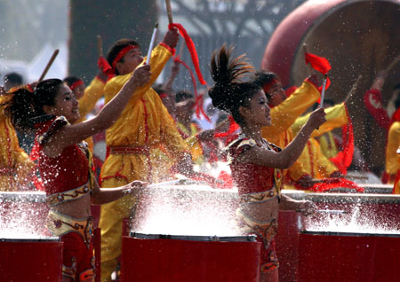 Actors and actresses perform traditional Chinese drum at the Olympic Park in Beijing, capital of China, on Oct. 23, 2009. [Wang Ying/Xinhua]