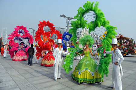 Performers wait for the floats parade at the Olympic Park in Beijing, capital of China, on Oct. 23, 2009. [Luo Xiaoguang/Xinhua]