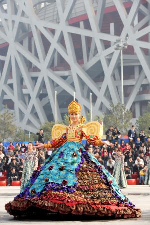  Performers dance during a parade at the Olympic Park in Beijing, capital of China, on Oct. 23, 2009. [Xinhua]