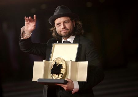 Danish director Nicolo Donato poses with his award on the red carpet at the Rome Film Festival October 23, 2009.(Xinhua/Reuters Photo)