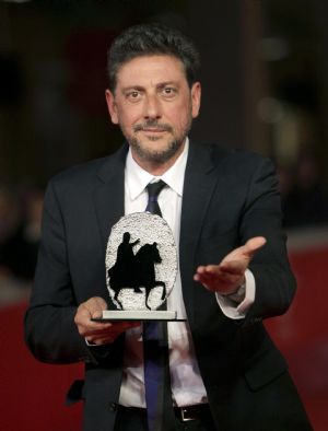 Actor Sergio Castellitto poses with his award on the red carpet at the Rome Film Festival October 23, 2009. Castellitto received the Silver Marc