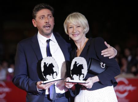 Actor Sergio Castellitto and actress Helen Mirren pose on the red carpet at the Rome Film Festival October 23, 2009.(Xinhua/Reuters Photo)