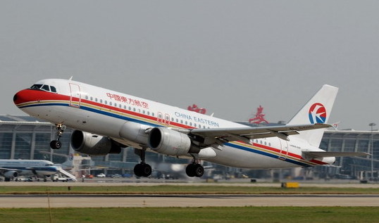 Both China Eastern Airlines and Shanghai Airlines opened a Shanghai-Xi'an air express on October 25, 2009. [CCTV] 东航和上航携手打造的“陕沪空中快线”已于2009年10月25日正式开通。