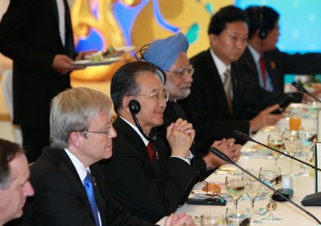Chinese Premier Wen Jiabao has a working lunch with leaders attending the fourth East Asia Summit in the southern Thai resort town of Hua Hin, Oct. 25, 2009. (Xinhua/Pang Xinglei)