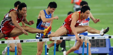 Olympic goldmedalist Liu Xiang (R1) from Shanghai competes during the men's 110m hurdles of athletics at the 11th Chinese National Games in Jinan, east China's Shandong Province, Oct. 25, 2009. Liu claimed the title of the event. (Xinhua/Xu Jiajun) 