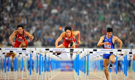 Olympic goldmedalist Liu Xiang (C) from Shanghai competes during the men's 110m hurdles of athletics at the 11th Chinese National Games in Jinan, east China's Shandong Province, Oct. 25, 2009. Liu claimed the title of the event. (Xinhua/Fan Changguo) 