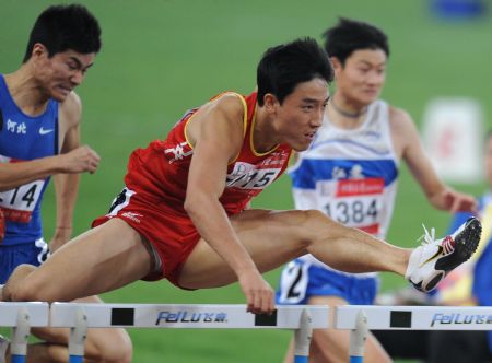 Olympic goldmedalist Liu Xiang (C) from Shanghai competes during the men's 110m hurdles of athletics at the 11th Chinese National Games in Jinan, east China's Shandong Province, Oct. 25, 2009. Liu claimed the title of the event with 13.34 seconds. (Xinhua/Jiao Weiping) 