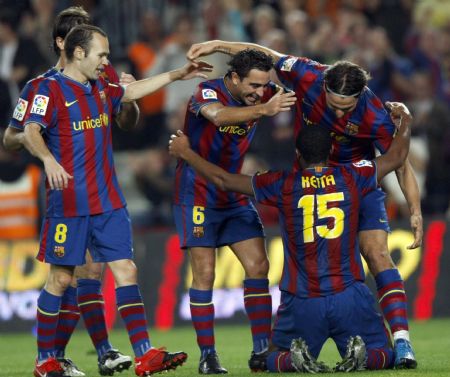Barcelona's Seydu Keita (15) celebrates a goal with his teammates Zlatan Ibrahimovic (top R), Xavi Hernandez (C) and Andres Iniesta (8) during their Spanish first division soccer match against Zaragoza at Camp Nou stadium in Barcelona October 25, 2009.(Xinhua/Reuters Photo) 