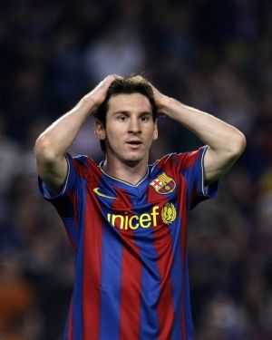 Barcelona's Lionel Messi reacts after a missed scoring opportunity against Zaragoza during their Spanish first division soccer match at Nou Camp stadium in Barcelona October 25, 2009.(Xinhua/Reuters Photo) 