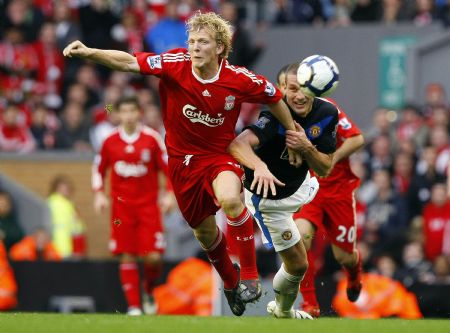 Liverpool's Dirk Kuyt (L) is brought down by Manchester United's Nemanja Vidic which led to Vidic being sent off during their English Premier League soccer match at Anfield in Liverpool, northern England October 25, 2009. (Xinhua/Reuters Photo) 