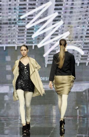 Models present creations by Polish MMC Studio Design during Moscow Fashion Week October 25, 2009.(Xinhua/Reuters Photo)