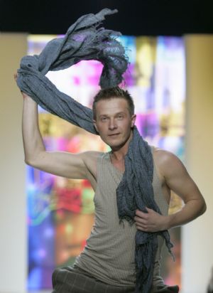 A model presents a creation by Russian design studio Zolota during Moscow Fashion Week, October 25, 2009.(Xinhua/Reuters Photo)