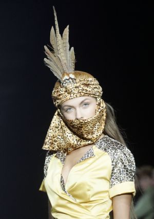 A model presents a creation by Ukrainian designer Natali Bolgar during Moscow Fashion Week, October 25, 2009.(Xinhua/Reuters Photo)