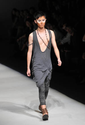 A male model presents a novel design on stage for the Bunka/Toka Spring & Summer collections showcase, on the 5th day of the 2009 Shanghai Fashion Week, in Shanghai, east China, Oct. 25, 2009. (Xinhua/Zhuang Yi)