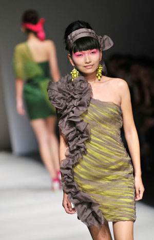 Models present the stylish dress on stage for the Spring & Summer collections showcase by designer Judy Hua, on the 5th day of the 2009 Shanghai Fashion Week, in Shanghai, east China, Oct. 25, 2009. (Xinhua/Dong Hongjing) 