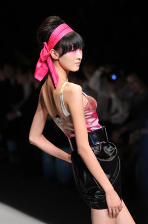 A model presents a stylish miniskirt on stage for the Spring & Summer collections showcase by designer Judy Hua, on the 5th day of the 2009 Shanghai Fashion Week, in Shanghai, east China, Oct. 25, 2009. (Xinhua/Dong Hongjing)