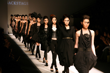 An alignment of models perform the cat walk on stage for the Backstage Spring & Summer collections showcase, on the 5th day of the 2009 Shanghai Fashion Week, in Shanghai, east China, Oct. 25, 2009. (Xinhua/Zhuang Yi)